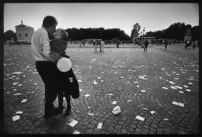 Una pareja se besa en la plaza de la Concordia tras las manifestaciones que se produjeron el lunes 6 de Mayo del 68 cuando 'Los ocho de Nanterre' acudieron a declarar ante el Comité de Disciplina de la Universidad.