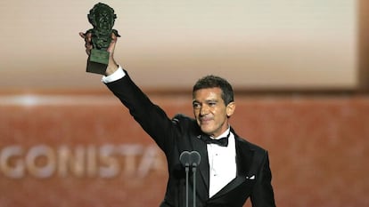 Antonio Banderas con su Goya a mejor actor por su papel en 'Dolor y gloria'.