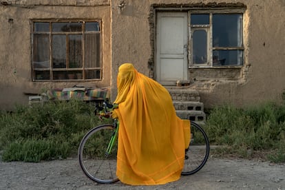 Algo tan simple como montar en bicicleta está prohibido para las mujeres en Afganistán. Mucho menos practicar ciclismo de manera profesional. Con su llegada al poder, los talibanes han alejado a las mujeres de parques y gimnasios. En la imagen, una afgana posa junto a su bicicleta ocultando su identidad.