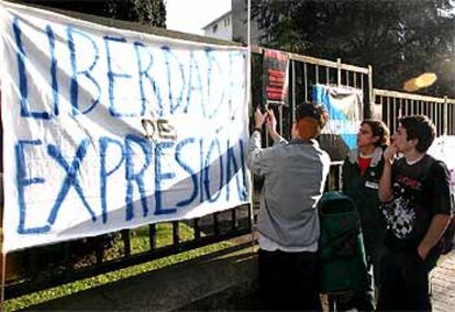 Alumnos de un instituto de Vigo colocaron ayer en la entrada del centro varias pancartas contra la guerra.