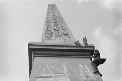 La magnitud de las protestas de mayo del 68 puso contra las cuerdas al gobierno de Charles de Gaulle. En la imagen, un manifestante coloca una bandera de Francia en el obelisco de la plaza de la Concordia, el 30 de mayo de 1968.