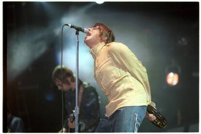 <strong>Quién, dónde y cuándo.</strong> Oasis. 23 de julio de 2002. Salamanca </p> <strong>Por qué se canceló. </strong> Todo parece apuntar a una terrible resaca, pues la noche anterior se pudo ver a los hermanos Gallagher de pub en pub -hoy en día habrían sido 'trending topic' seguro- en la zona frecuentada por los extranjeros que estudian en la ciudad salmantina. A la mañana siguiente, un doctor diagnosticó a Liam "faringoamigdalitis y afección del oído izquierdo", por lo que el concierto previsto para el 23 de julio de 2002 en la Plaza de Toros de Salamanca fue cancelado. Se habían vendido 7.000 entradas. </p> <strong>Momento de máxima tensión.</strong> Al hacerse pública la noticia, algunos de los frustrados fans que esperaban disfrutar de las canciones de Oasis se plantaron ante las puertas del hotel del grupo para increpar a los Gallagher y expresar su malestar por su actitud. Pero el grupo no salió o ya había abandonado la ciudad. Eso sí, Oasis -que ya habían cancelado otros conciertos en España en 1996- en esta ocasión reubicaron la fecha y volvieron a la ciudad el 19 de noviembre. </p> En la imagen, Liam Gallagher actuando con Oasis en 2002.