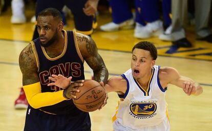 Curry intenta arrebatarle el baln a LeBron.