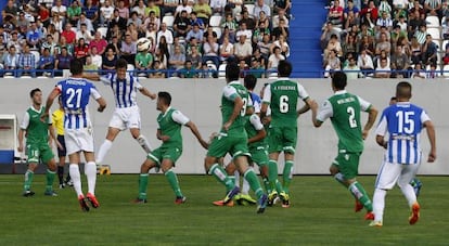 Los jugadores del Betis defienden una jugada a balón parado