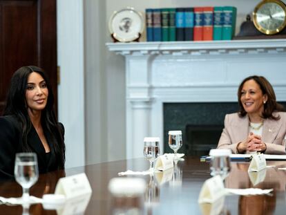 Kim Kardashian y la vicepresidenta estadounidense Kamala Harris durante una mesa redonda sobre justicia penal en la Casa Blanca en Washington.