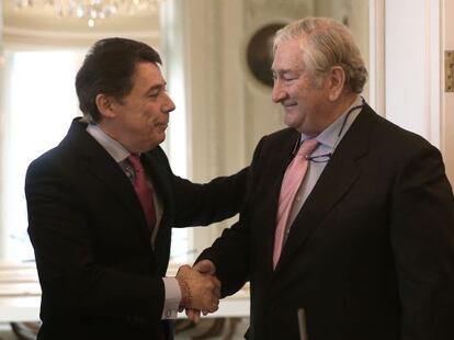 González (izquierda) saluda al recién nombrado consejero de Sanidad, Javier Rodríguez, en enero.