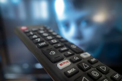 Un usuario utiliza su mando a distancia del televisor para ver una producción en Netflix.