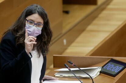 La vicepresidenta del Consell, Mónica Oltra, durante su comparecencia en las Cortes Valencianas.