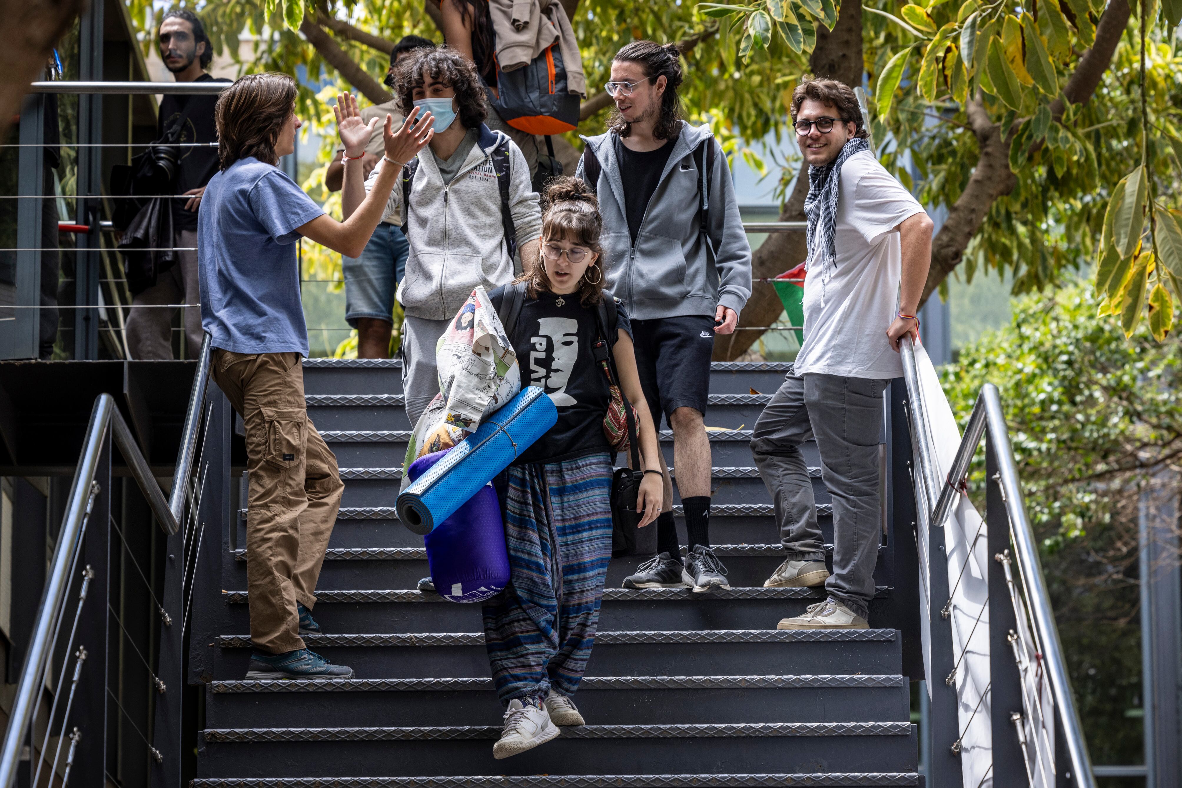 Algunos estudiante acampados se despiden, este viernes, en la facultad de Filosofía. 