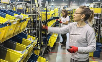 Trabajadors en la central de distribución de Correos clasifican cartas en el Centro de Tratamiento Automatizado (CTA).