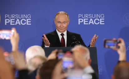 El presidente de Rusia, Vladímir Putin, se dirige a los medios de comunicación en el transcurso de una rueda de prensa.