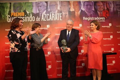 De izquierda a derecha, Belén Merino, decana autonómica de Madrid del Colegio de Registradores; Dolores Delgado, ministra de Justicia; Juan José González Rivas, presidente del Tribunal Constitucional; y María Emilia Adán, decana del Colegio de Registradores.