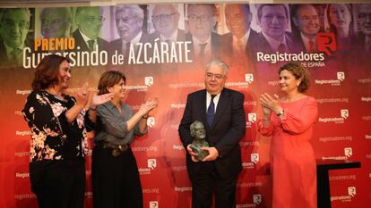 De izquierda a derecha, Belén Merino, decana autonómica de Madrid del Colegio de Registradores; Dolores Delgado, ministra de Justicia; Juan José González Rivas, presidente del Tribunal Constitucional; y María Emilia Adán, decana del Colegio de Registradores.