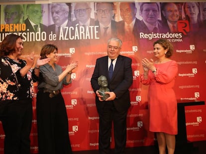 De izquierda a derecha, Belén Merino, decana autonómica de Madrid del Colegio de Registradores; Dolores Delgado, ministra de Justicia; Juan José González Rivas, presidente del Tribunal Constitucional; y María Emilia Adán, decana del Colegio de Registradores.