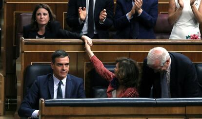 La vicepresidenta del Gobierno en funciones, Carmen Calvo (centro), felicita a la portavoz socialista, Adriana Lastra, tras su intervención este jueves en el Congreso.