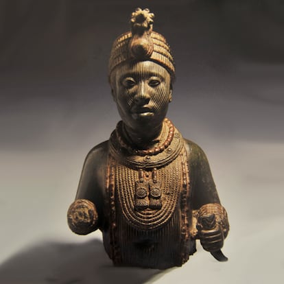 Es la parte superior de una figura real rota, hallado en 1938. El rey porta una rica ornamentación consistente en abalorios realizados de piezas de marfil y meta  (Comisión Nacional de Museos y Monumentos, Nigeria).