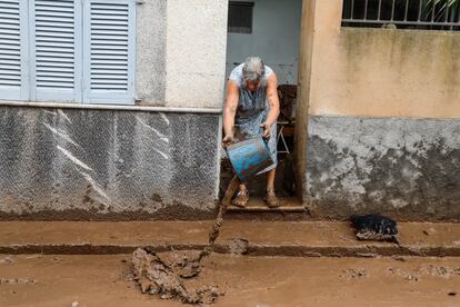 Una mujer limpia su casa tras las inundaciones y el desbordamiento de torrentes, en Sant Llorenç des Cardassar (Mallorca).