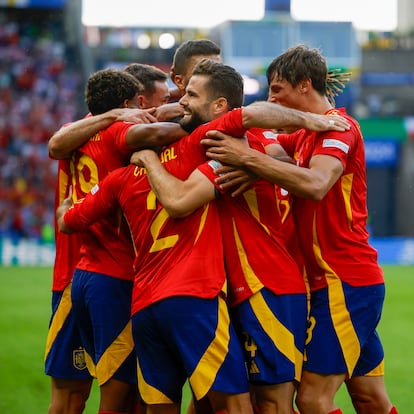 BERLÍN (ALEMANIA), 15/06/2024.- El defensa de la selección española Dani Carvajal (2-i) celebra con sus compañeros tras marcar el 3-0 durante el partido del grupo B de la Eurocopa 2024 entre España y Croacia, este sábado en el Estadio Olímpico de Berlín, Alemania. EFE/Alberto Estévez