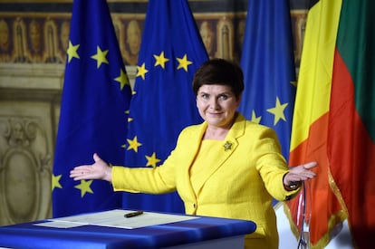 La primera ministra de Polonia, Beata Szydlo, saluda después de firmar la Declaración de Roma.