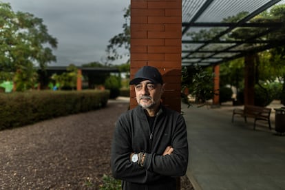 Juanjo Castro, director del documental "7291", sobre las personas mayores que murieron en las residencias de Madrid durante la pandemia, en el parque Santander, en Madrid.