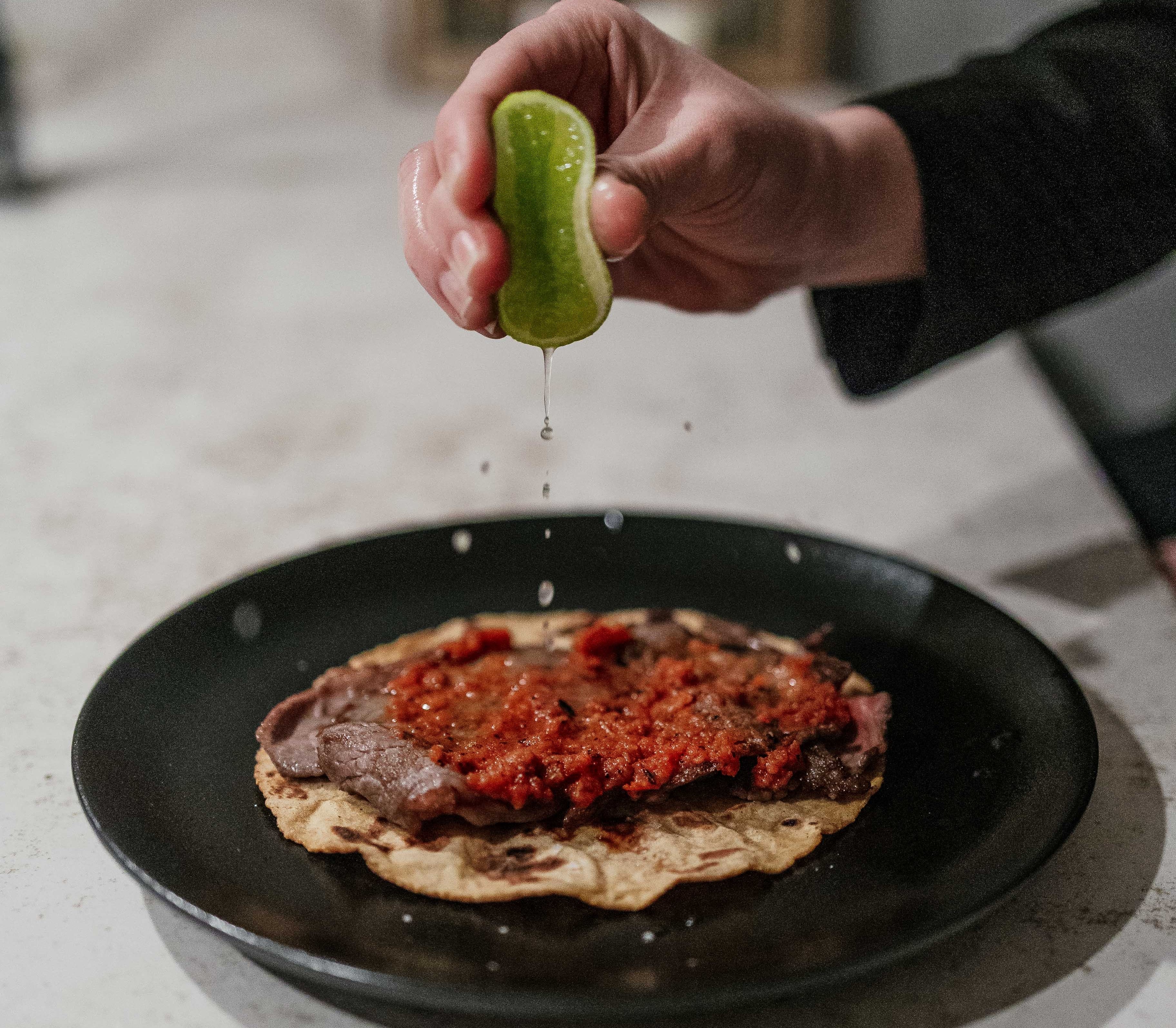 Comer a ciegas y en barra: el ‘omakase’ revoluciona la cocina en España y llega a pizzerías, mexicanos y braserías
