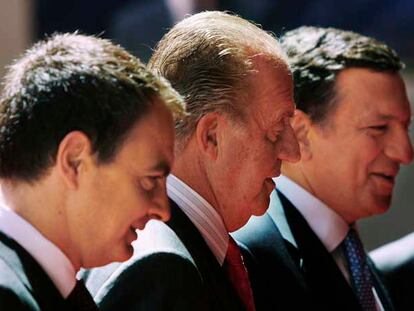 Zapatero, el rey Juan Carlos y el presidente de la Comisión, José Manuel Durão Barroso, durante la entrega del premio Nueva Economía Forum.