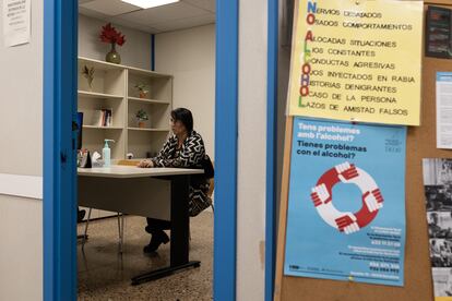 Loida Fandos, usuaria del centro, conversa con una psicóloga.