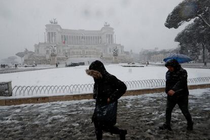 'Burian' ha provocado copiosas nevadas en el norte con temperaturas que han llegado hasta los 20 grados bajo cero en algunas localidades. En la fotografía, viandantes caminan por el centro de Roma (Italia), el 26 de febrero de 2018.