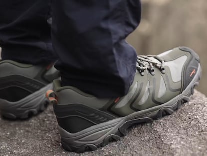 Artículo de EL PAÍS Escaparate que describe el uso de zapatillas de senderismo para hombre con materiales impermeables