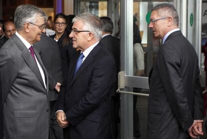 Eduardo Torres-Dulce, a la izquierda, con Gonzalo Moliner, presidente del Poder Judicial, ante el ministro Ruiz-Gallard&oacute;n, el pasado agosto.