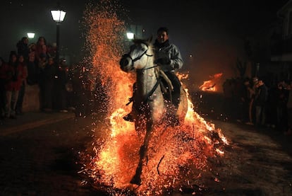 La noche del 16 de enero se celebran Las Luminarias en honor de San Antón en San Bartolomé de Pinares (Ávila). Los jinetes participan en una procesión con sus caballos y burros, cruzando las múltiples hogueras encendidas en las calles del pueblo.