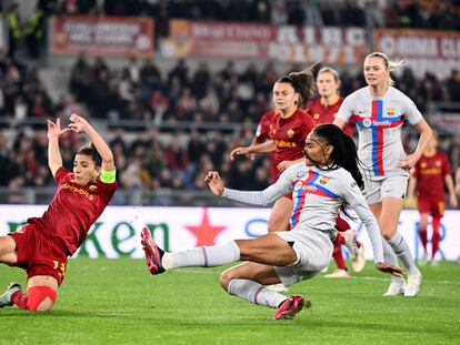 Salma Paralluelo ante Elisa Bartoli, en el partido entre la Roma y el Barcelona.