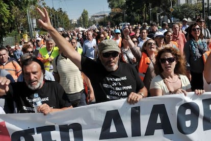 Manifestaci&oacute;n de empleados de los colegios despedidos.