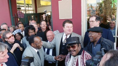 Foto de diciembre de 1999 de Dave Bartholomew (izquierda), que estrecha la mano de Fats Domino (en el centro con gafas y kepi).