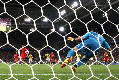 Harry Kane marca de penalti para Inglaterra en el encuentro ante Colombia.