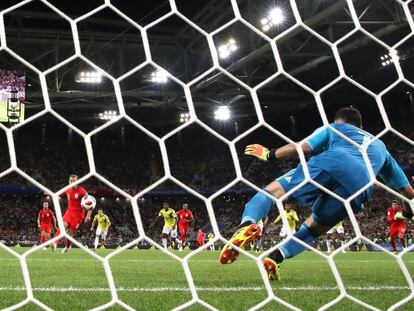 Harry Kane marca de penalti para Inglaterra en el encuentro ante Colombia.