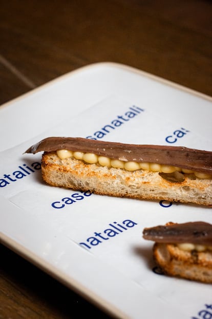 Anchoa natural con mantequilla ahumada es otro de sus clásicos entrantes.