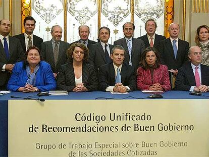 El presidente de la CNMV, Manuel Conthe, sentado en el centro, con los autores del nuevo código.