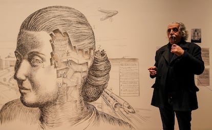 El artista Daniel Santoro con el dibujo en carbonilla que hizo de Eva Perón.