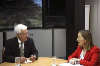 El secretario de Aviación Civil de Brasil Moreira Franco (i) habla con la ministra de Fomento de España, Ana Pastor, durante una reunión este martes 21 de mayo de 2013, en Brasilia (Brasil).