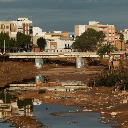 PAIPORTA(VALENCIA), 18/11/2024.- Estado del barranco del poyo a su paso por Paiporta, este lunes. Una decena de centros educativos de municipios de la zona cero de la dana que asoló Valencia hace veinte días reinician sus clases en otro paso del lento camino hacia una cierta normalidad para las familias afectadas, mientras empresas y trabajadores reciben asesoramiento público para afrontar las consecuencias laborales de una tragedia que deja ya 219 víctimas mortales y 13 desaparecidos. EFE/Biel Aliño
