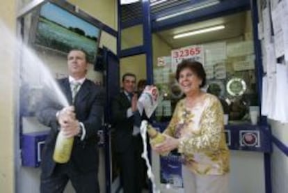 Celebraci&oacute;n por el premio Gordo de la loter&iacute;a de Navidad en una administraci&oacute;n.