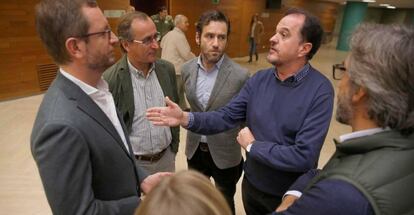 Carlos Iturgaiz habla con Javier Maroto en presencia de Alfonso Alonso y Borja Semper.
