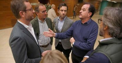 Carlos Iturgaiz habla con Javier Maroto en presencia de Alfonso Alonso y Borja Semper.