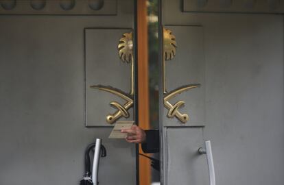 En la foto, un guardia de seguridad pasa un documento a su colega en el consulado de Arabia Saudita en Estambul (Turquía), el 15 de octubre de 2018. Dos semanas antes, el periodista Jamal Khashoggi fue asesinado dentro de la misión diplomática, a la que había entrado para hacer un trámite, y de la que nunca salió. El periodista, de 59 años, había caído en desgracia en el Arabia Saudita tras criticar al régimen de Riad. El presidente turco, Recep Tayyip Erdogan, aseguró que se trató de un crimen planificado, contradiciendo así la versión saudí que sostuvo que se trató de un error y que ocurrió durante una pelea.