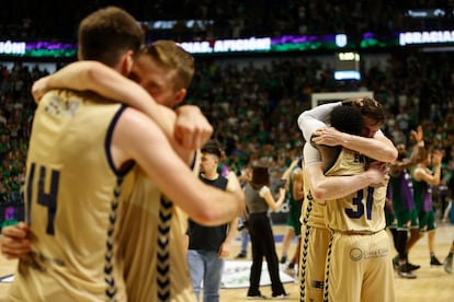 Los jugadores del UCAM Murcia celebran su victoria ante el Unicaja Málaga tras el quinto partido de semifinales de Liga Endesa.