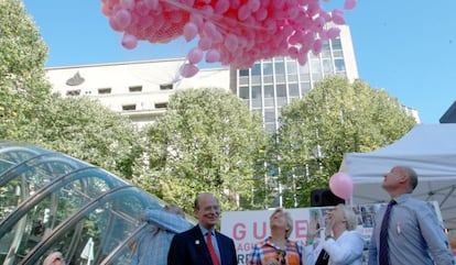 Ibon Areso e Iñigo Lamarca, junto a representantes de la Asociación de Lucha contra el Cáncer, este viernes en la suelta de globos.