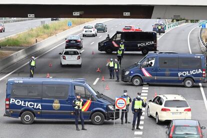 Miembros de la Policía Nacional realizan un control de carretera este jueves a la salida de una de las vías de Madrid, para evitar posibles desplazamientos no autorizados con motivo del puente de San Isidro.