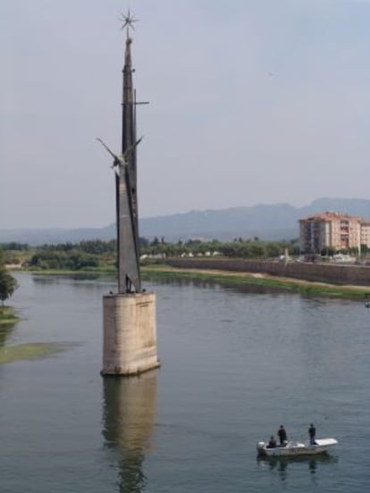 L'obra s'erigeix enmig del riu al pas per Tortosa.