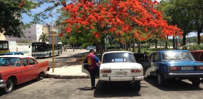 Un hombre con una camiseta de Messi sube al coche en La Habana.